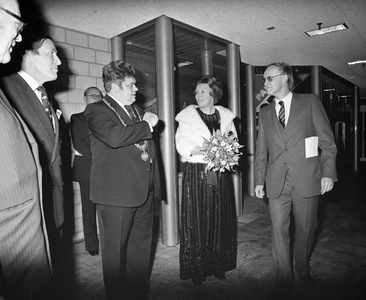 880344 Afbeelding van de ontvangst van prinses Beatrix en prins Claus in het Muziekcentrum Vredenburg te Utrecht, door ...